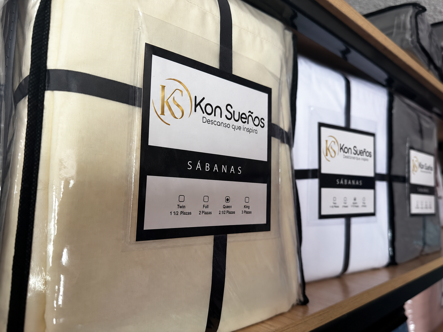 Sábanas empacadas con el logo actualizado de Konsueños