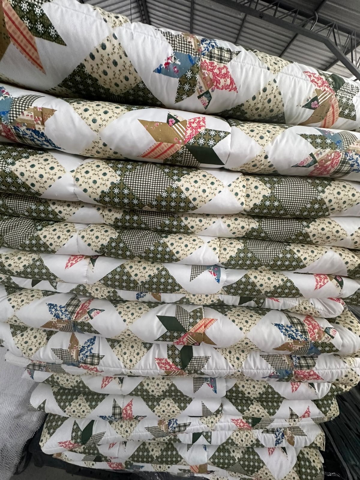 Cobertores acolchados con distintos detalles estampados